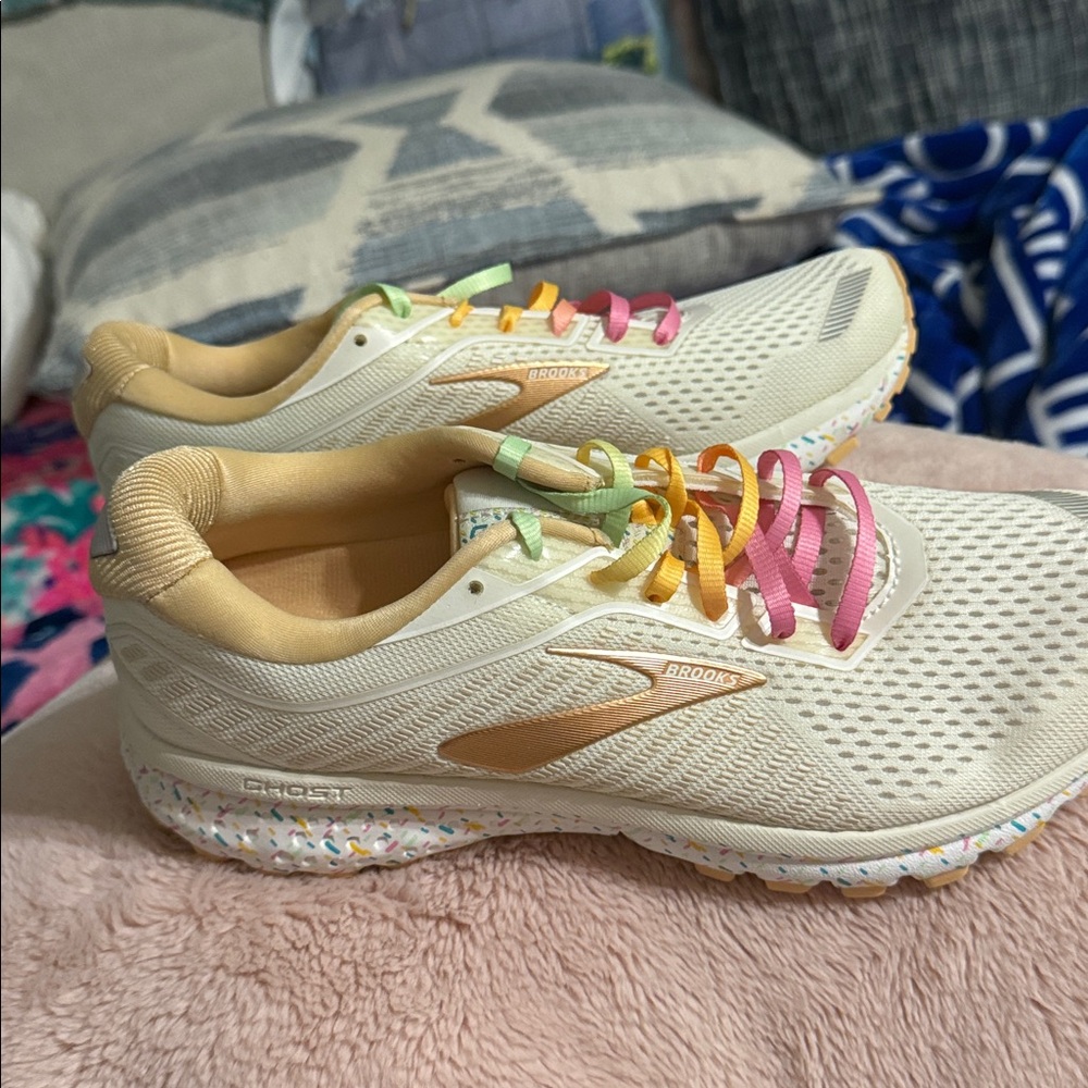 NWOB Brooks Cream and Gold Running Shoes - Women’s size 9 Ghost